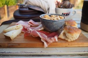 Lisa from Foodie in Paris is back with another photography post and she's sharing her tips to get the most out of your vacation photos!