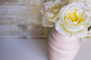 Add a little bit of color and life to an old vase using #decoart chalk paint. It's a great way to add a little bit of color to an otherwise bland space.