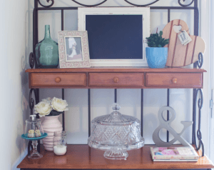 Add a little bit of color and life to an old vase using #decoart chalk paint. It's a great way to add a little bit of color to an otherwise bland space.
