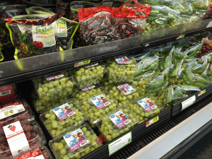 Make a study break care package for your school goers to get them motivated to do their homework featuring FROZEN grapes as a fun and healthy snack! #ad