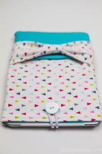 Travel with your electronics in style and learn how to make your very own fabric tablet case with this easy-to-follow tutorial!