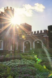 Learn how to take beautiful sunburst photos with a few simple steps! Find out what photography equipment I use and the camera settings over on the blog!