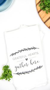 Hostess Gift Towels | Hostess Gift | DIY Hostess Gift | Tea Towel Craft | Silhouette Cameo Crafts | Vinyl Crafts | Heat Transfer Vinyl Craft