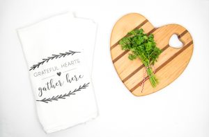 Hostess Gift Towels | Hostess Gift | DIY Hostess Gift | Tea Towel Craft | Silhouette Cameo Crafts | Vinyl Crafts | Heat Transfer Vinyl Craft
