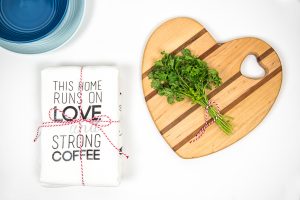 Hostess Gift Towels | Hostess Gift | DIY Hostess Gift | Tea Towel Craft | Silhouette Cameo Crafts | Vinyl Crafts | Heat Transfer Vinyl Craft