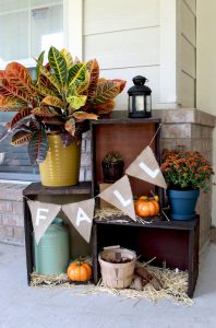 Easy Fall Crafts - I love decorating my home for each season with wood, paper, and fabric crafts! Fall home decor is my favorite and this roundup is full of easy crafts you can make in an afternoon.
