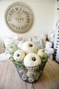 Easy Fall Crafts - I love decorating my home for each season with wood, paper, and fabric crafts! Fall home decor is my favorite and this roundup is full of easy crafts you can make in an afternoon.