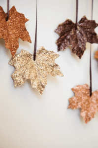Easy Fall Crafts - I love decorating my home for each season with wood, paper, and fabric crafts! Fall home decor is my favorite and this roundup is full of easy crafts you can make in an afternoon.