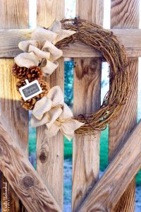 Easy Fall Crafts - I love decorating my home for each season with wood, paper, and fabric crafts! Fall home decor is my favorite and this roundup is full of easy crafts you can make in an afternoon.