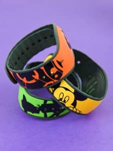 Disney Magic Bands - Get ready to show your #disneyside with custom Disney Magic Bands! All you need is 20 minutes, a Silhouette Machine, and some vinyl to end up with a new craft obsession.