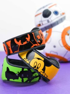 Disney Magic Bands - Get ready to show your #disneyside with custom Disney Magic Bands! All you need is 20 minutes, a Silhouette Machine, and some vinyl to end up with a new craft obsession.