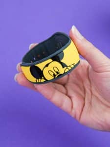Disney Magic Bands - Get ready to show your #disneyside with custom Disney Magic Bands! All you need is 20 minutes, a Silhouette Machine, and some vinyl to end up with a new craft obsession.