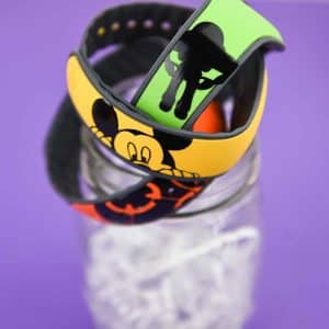 Disney Magic Bands - Get ready to show your #disneyside with custom Disney Magic Bands! All you need is 20 minutes, a Silhouette Machine, and some vinyl to end up with a new craft obsession.