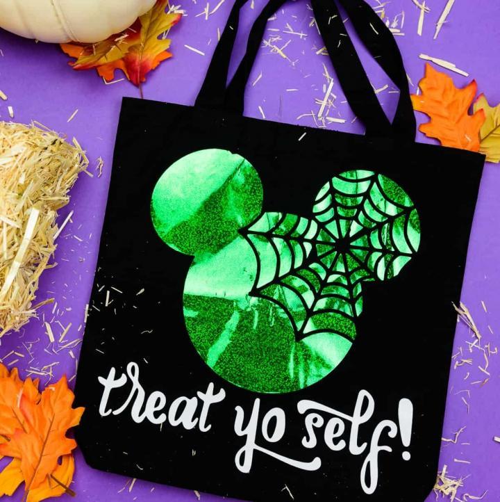 Halloween trick or treat bag - If you've got 10 minutes you can make this Mickey themed halloween tote bag! It's so easy to make with your Silhouette Cameo and the color options are limitless! #silhouettecameo #handmadehalloween #disneycrafts